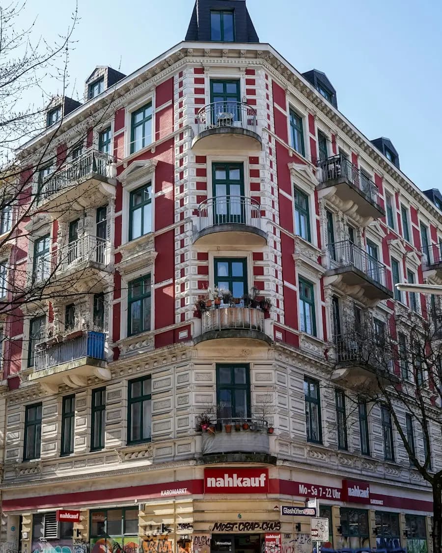 Beispielbild: Gründerzeit-Eckhaus mit rot-weißer Fassade